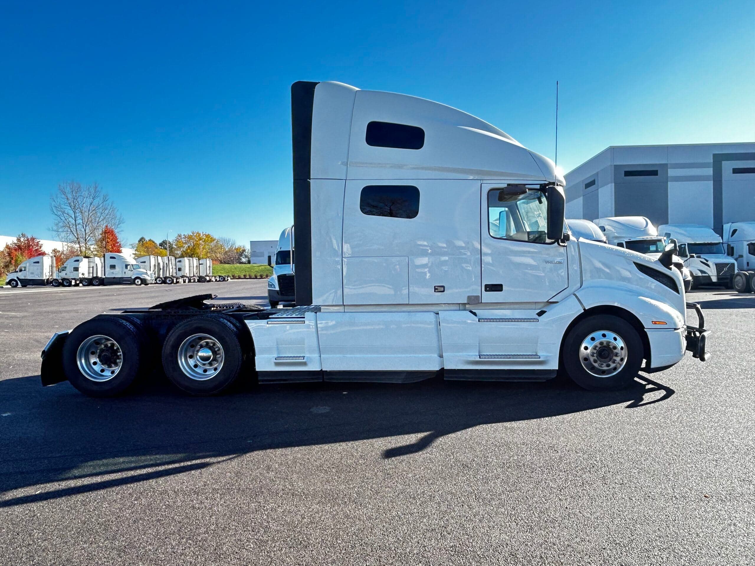 2023 Volvo VNL image 6