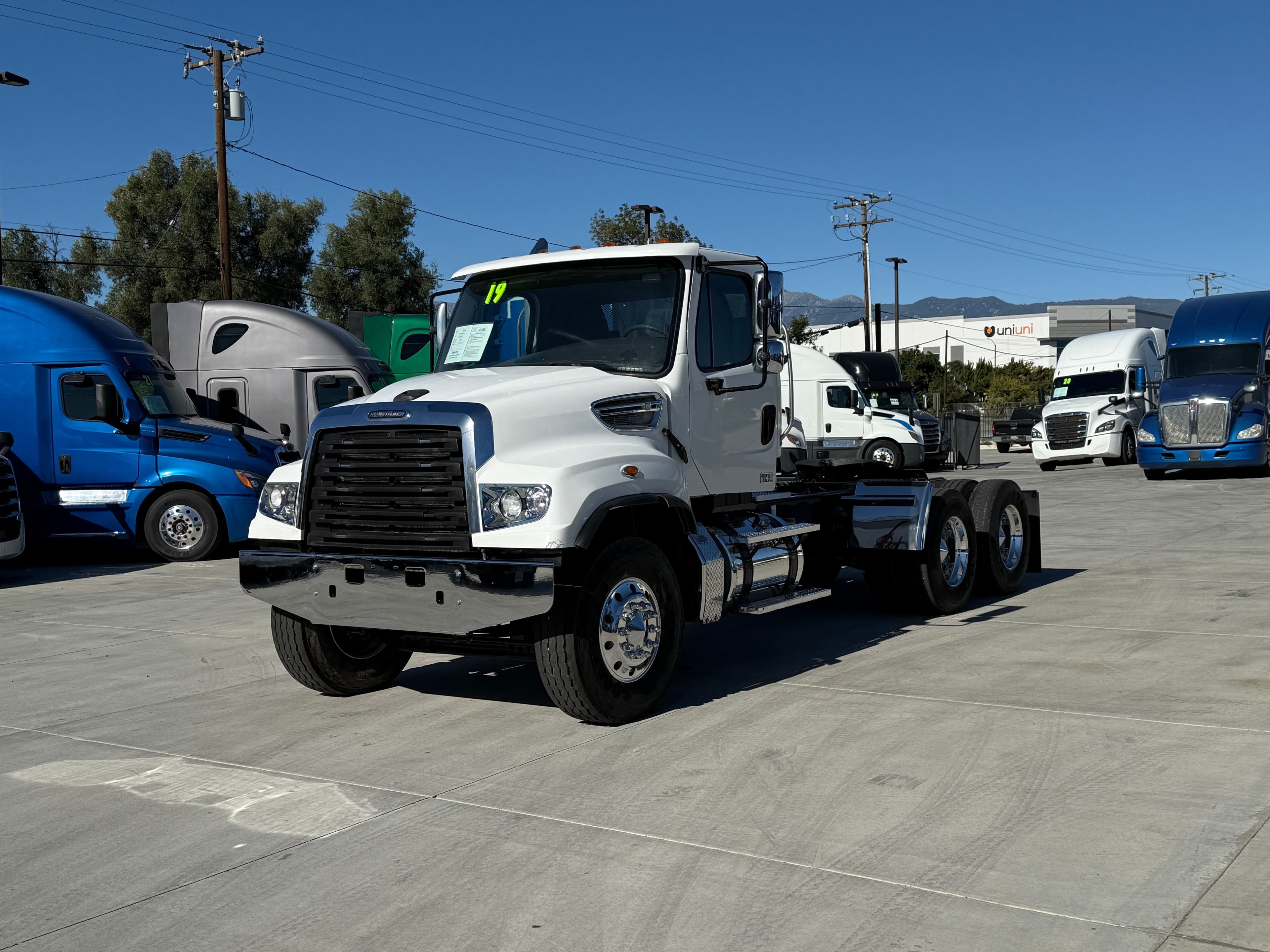 2019 Freightliner 114SD image 1