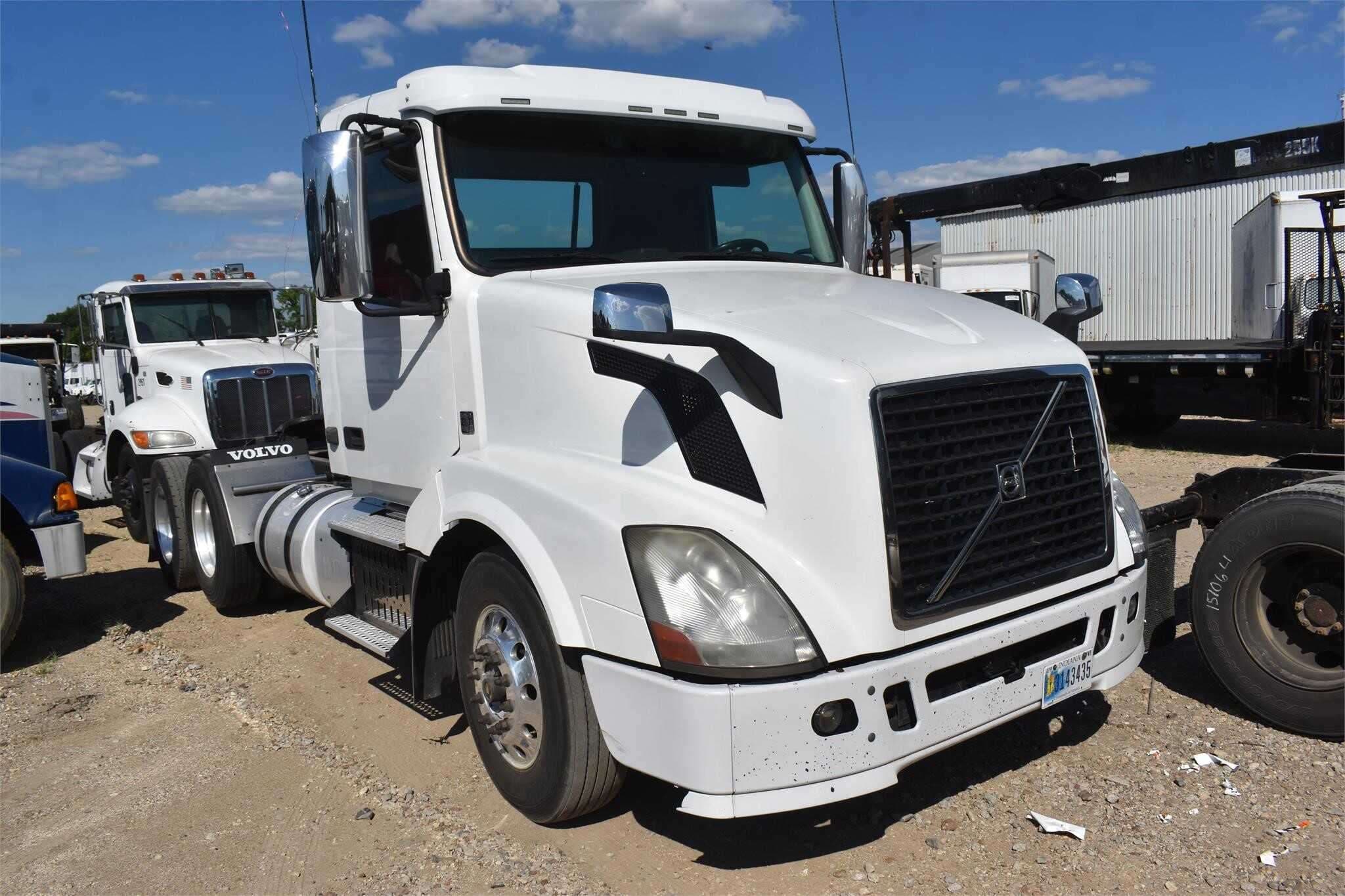2017 Volvo VNL image 2