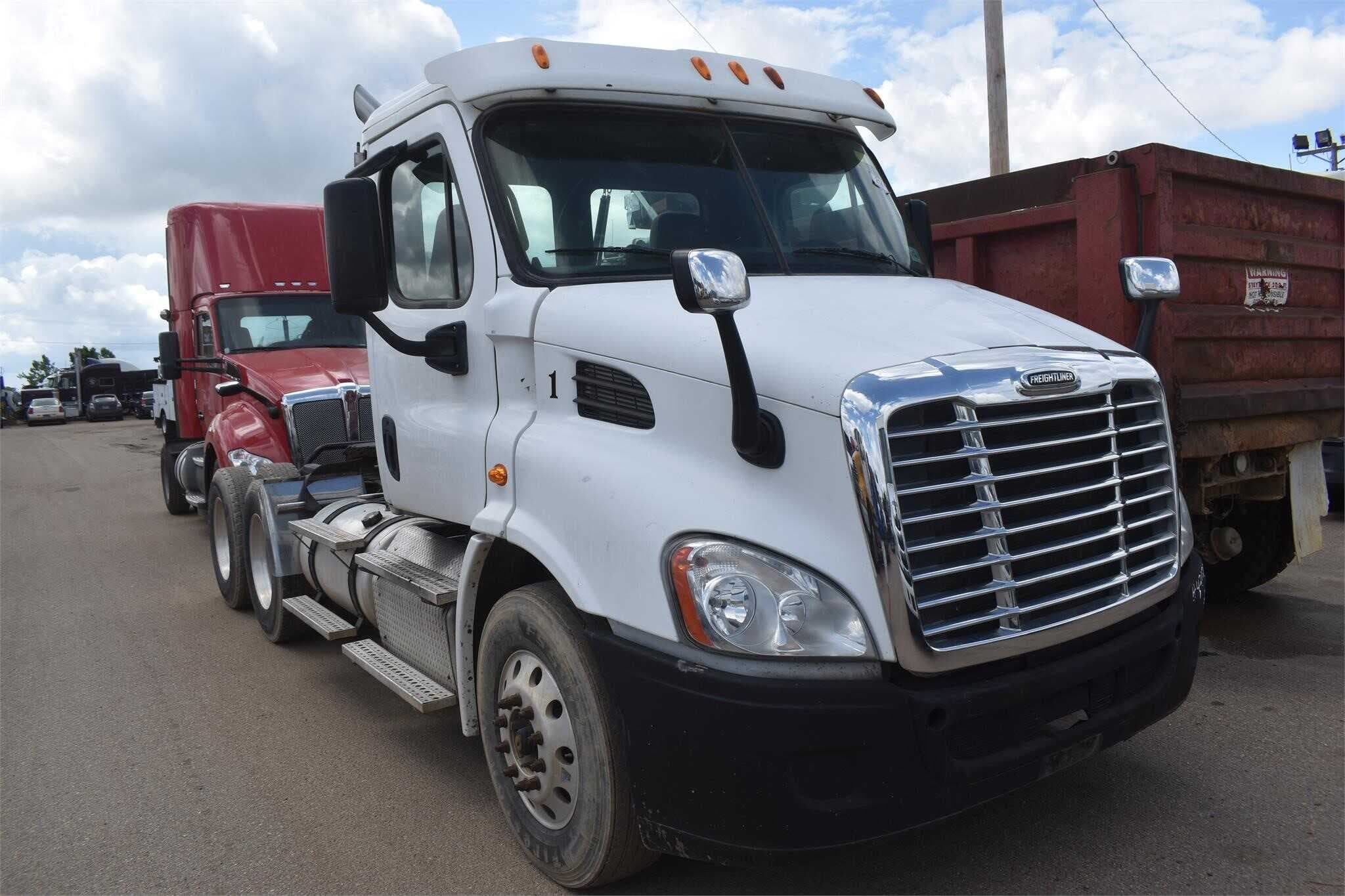 2013 Freightliner Cascadia 113 image 4