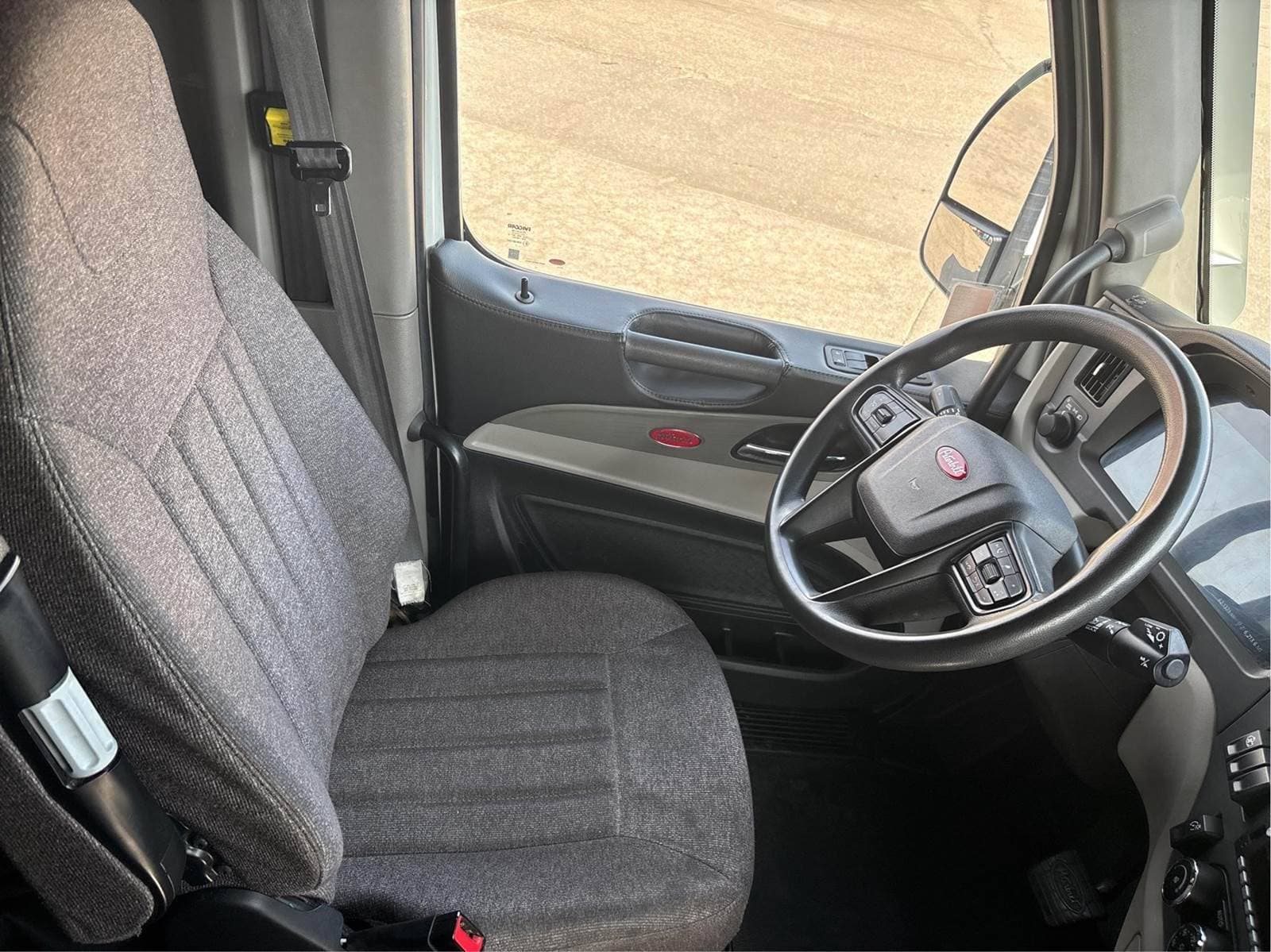 2023 Peterbilt 579 image 8