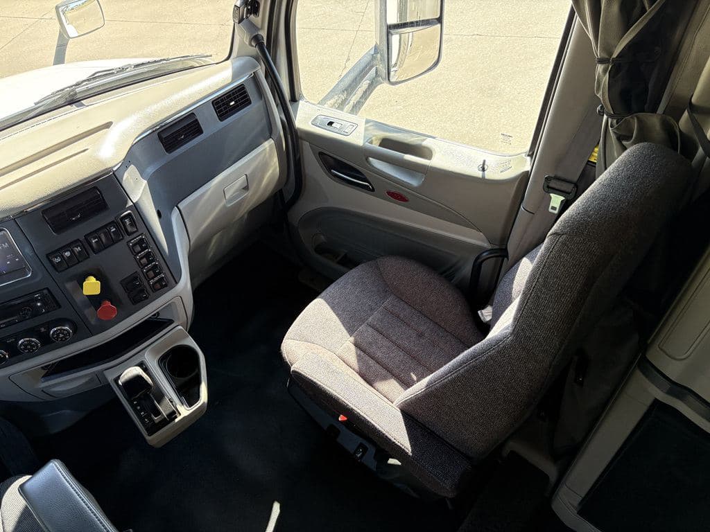 Used 2018 PETERBILT 579 image 23