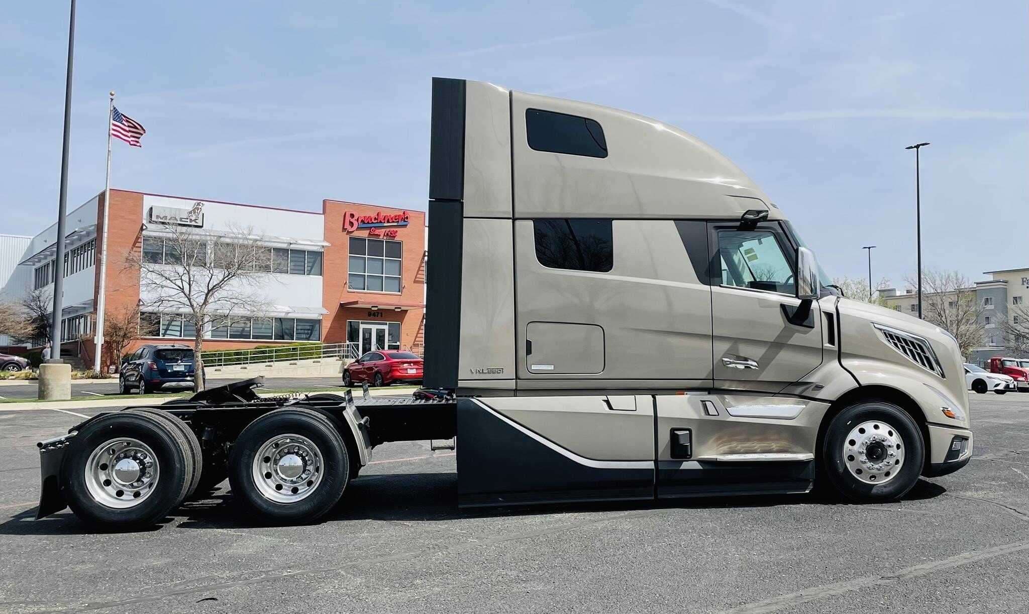 2025 Volvo VNL860 image 4