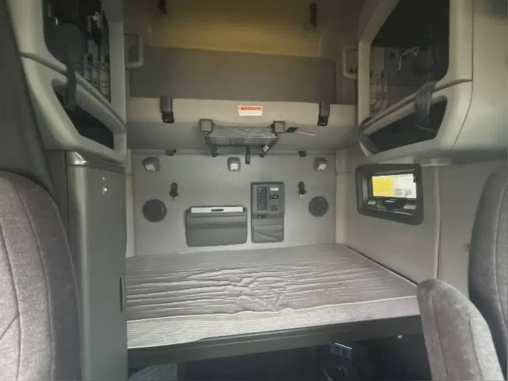 2022 Volvo VNL image 7