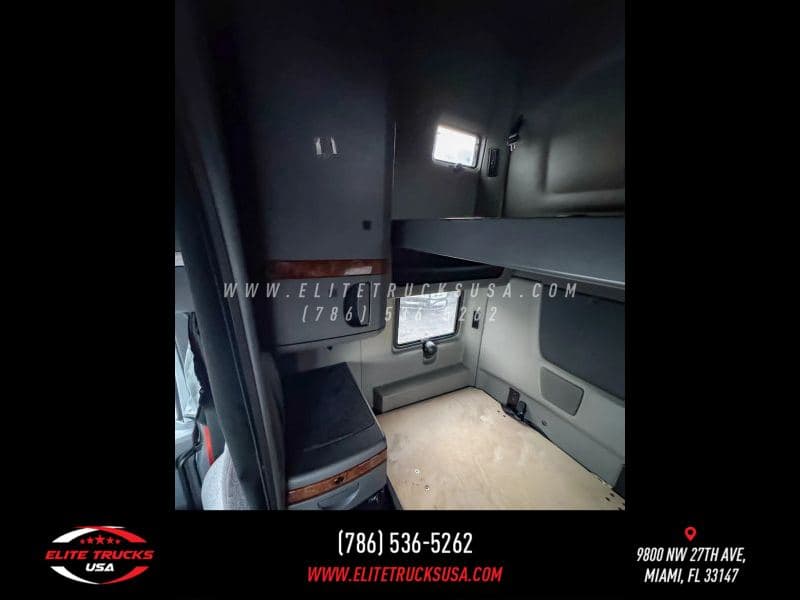 2020 International LT image 25