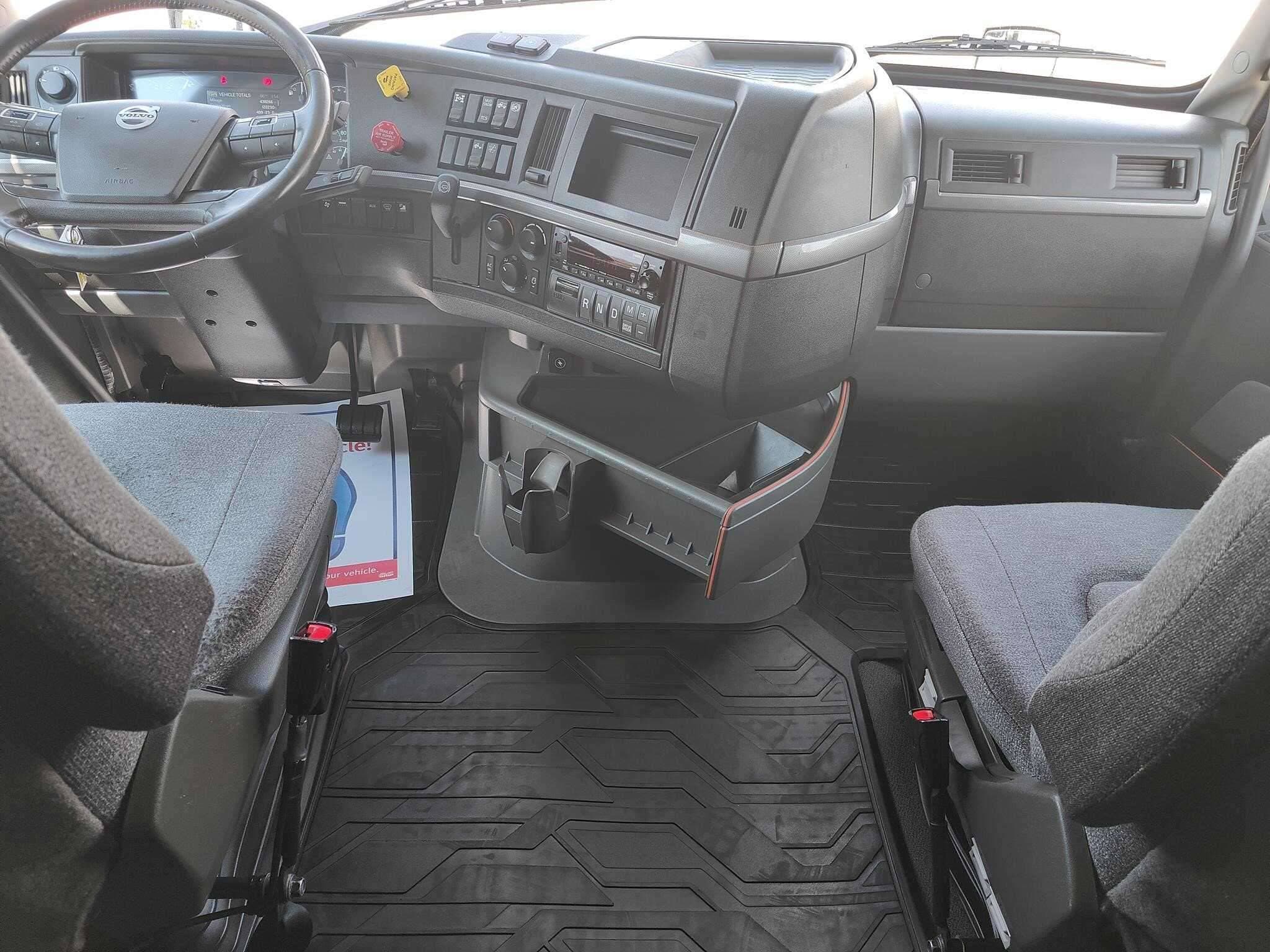 2022 Volvo VNL image 9