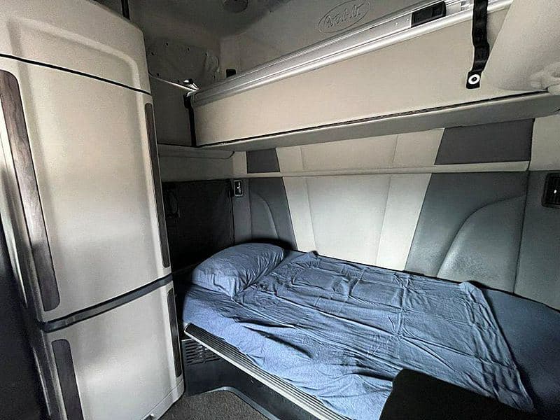2023 Peterbilt 579 image 10