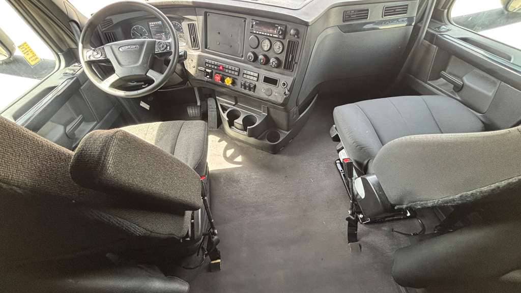 Used 2024 FREIGHTLINER PT126064ST image 3