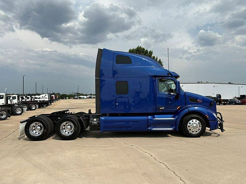 2022 Peterbilt 579 image 3