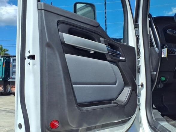 2025 Kenworth T880 image 14