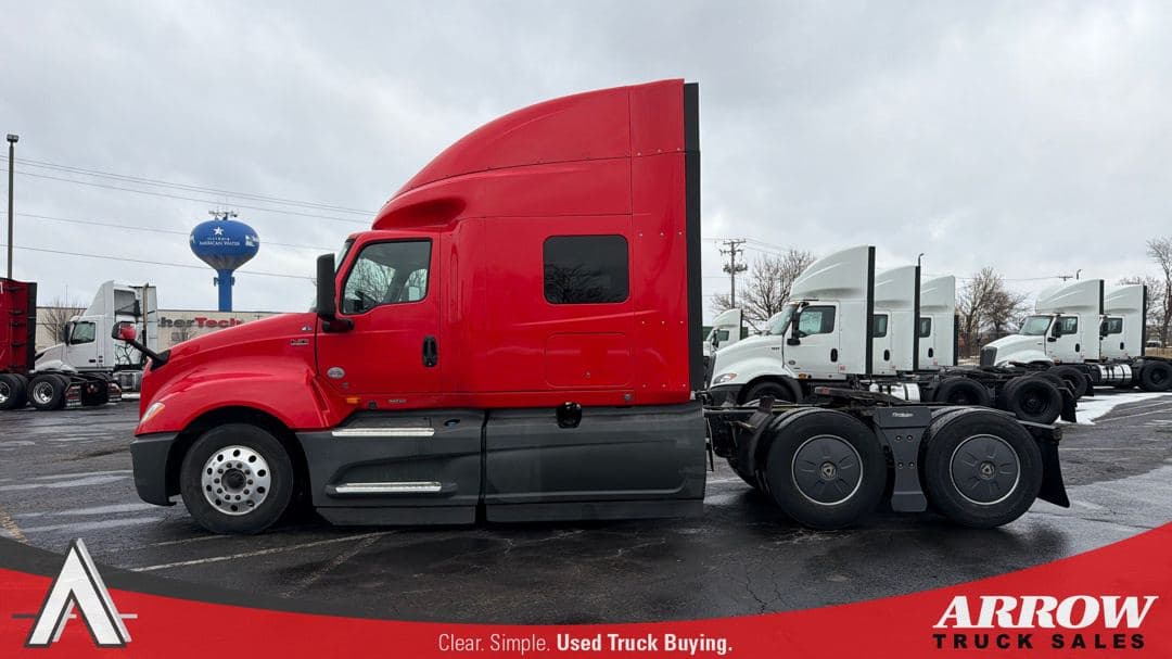 2021 International LT625 image 4