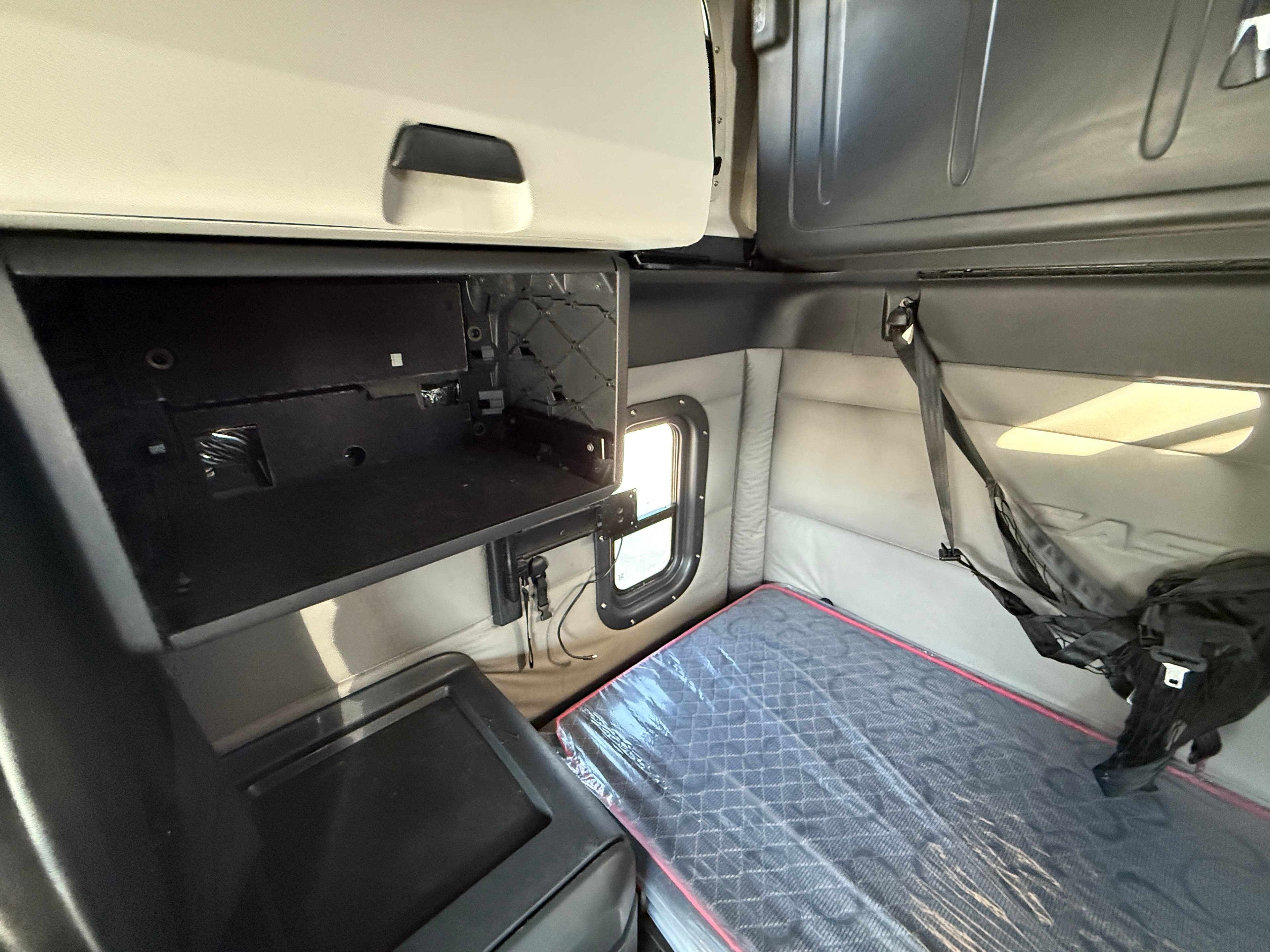 2020 Freightliner Cascadia 126 image 23