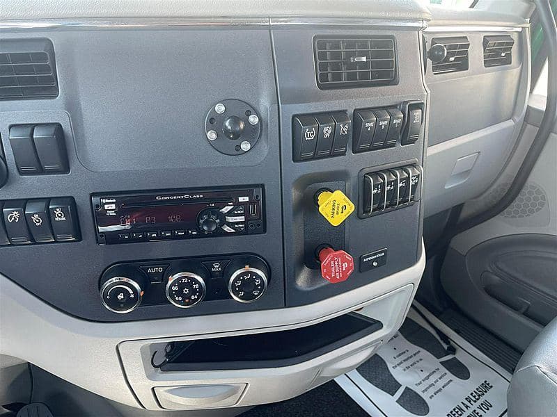 2020 Peterbilt 579 image 11