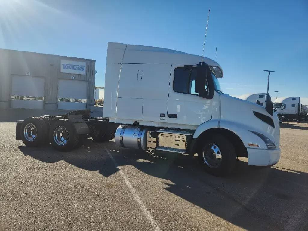 2022 Volvo VNR image 1