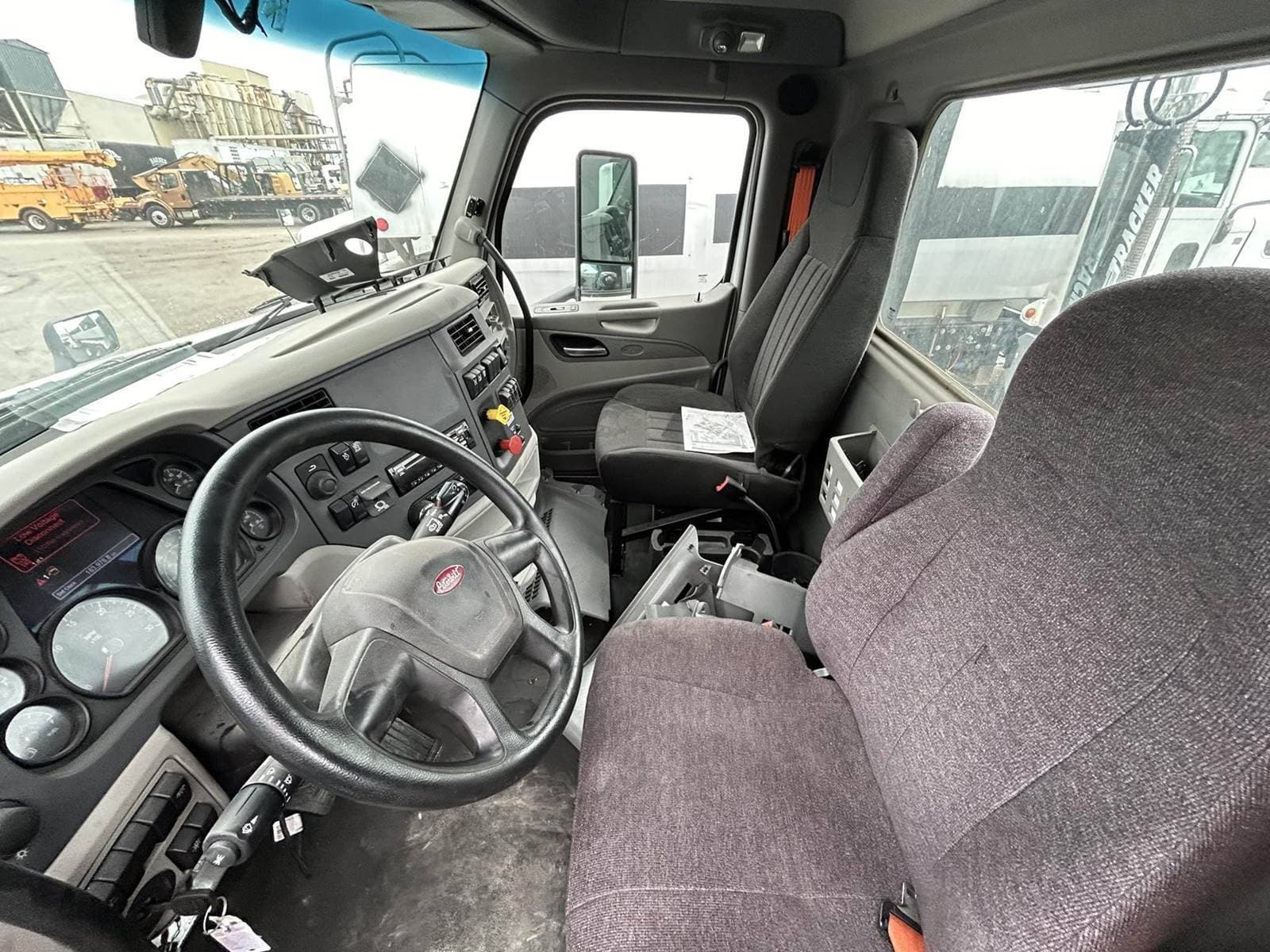 2022 Peterbilt 579 image 4