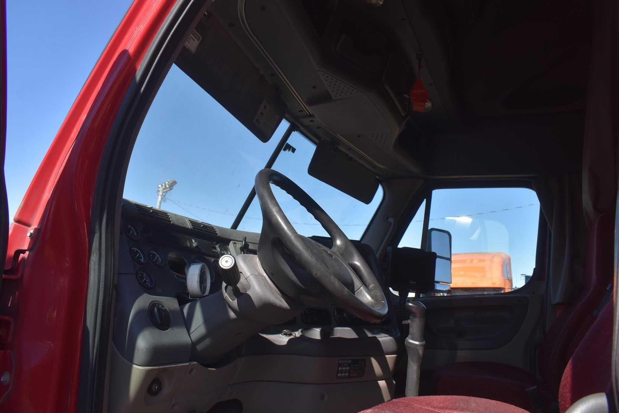 2013 Freightliner Cascadia 125 image 3