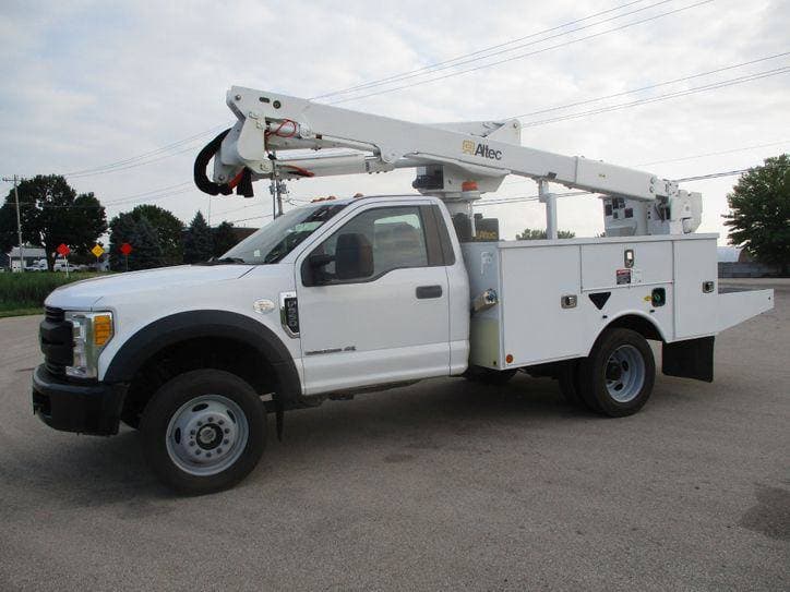 2017 Ford F550 BUCKET TRUCK 4X4 image 1