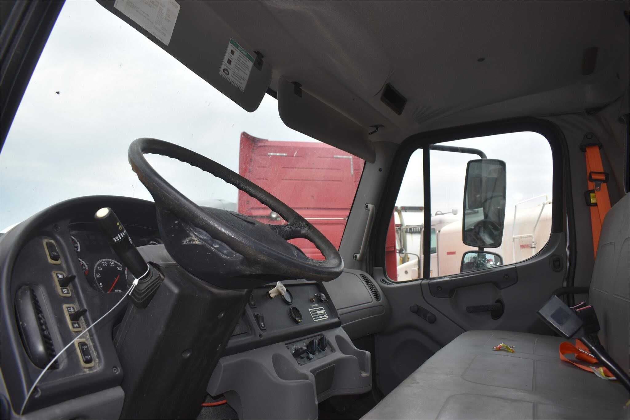 2013 Freightliner M2 106 image 3