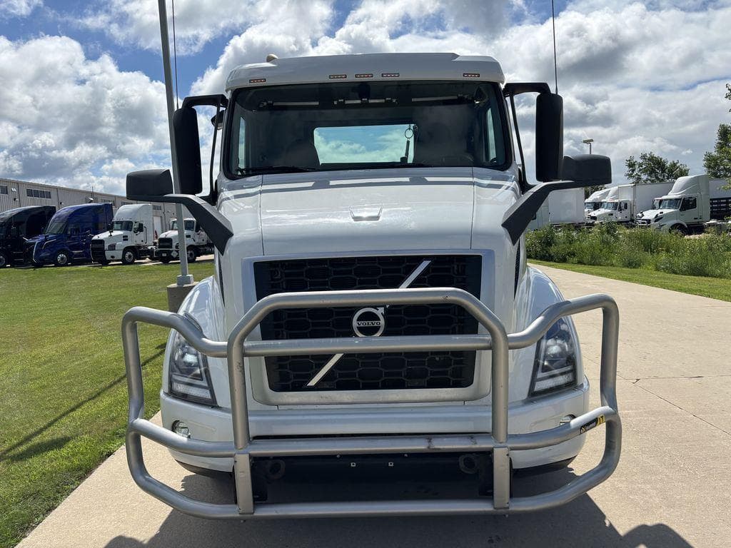2019 Volvo VNR image 7