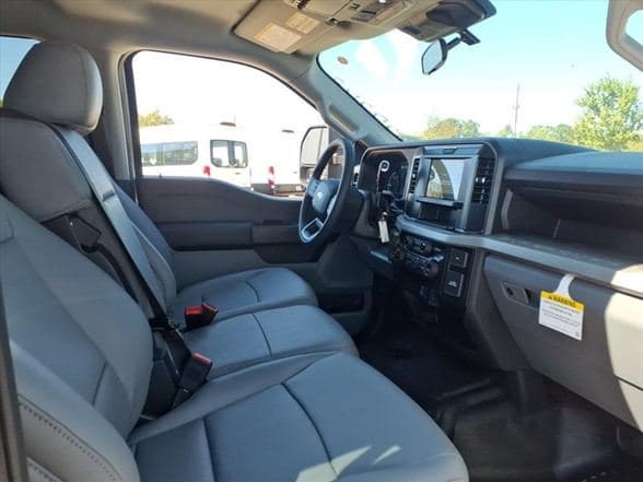 2025 Ford F550 image 16
