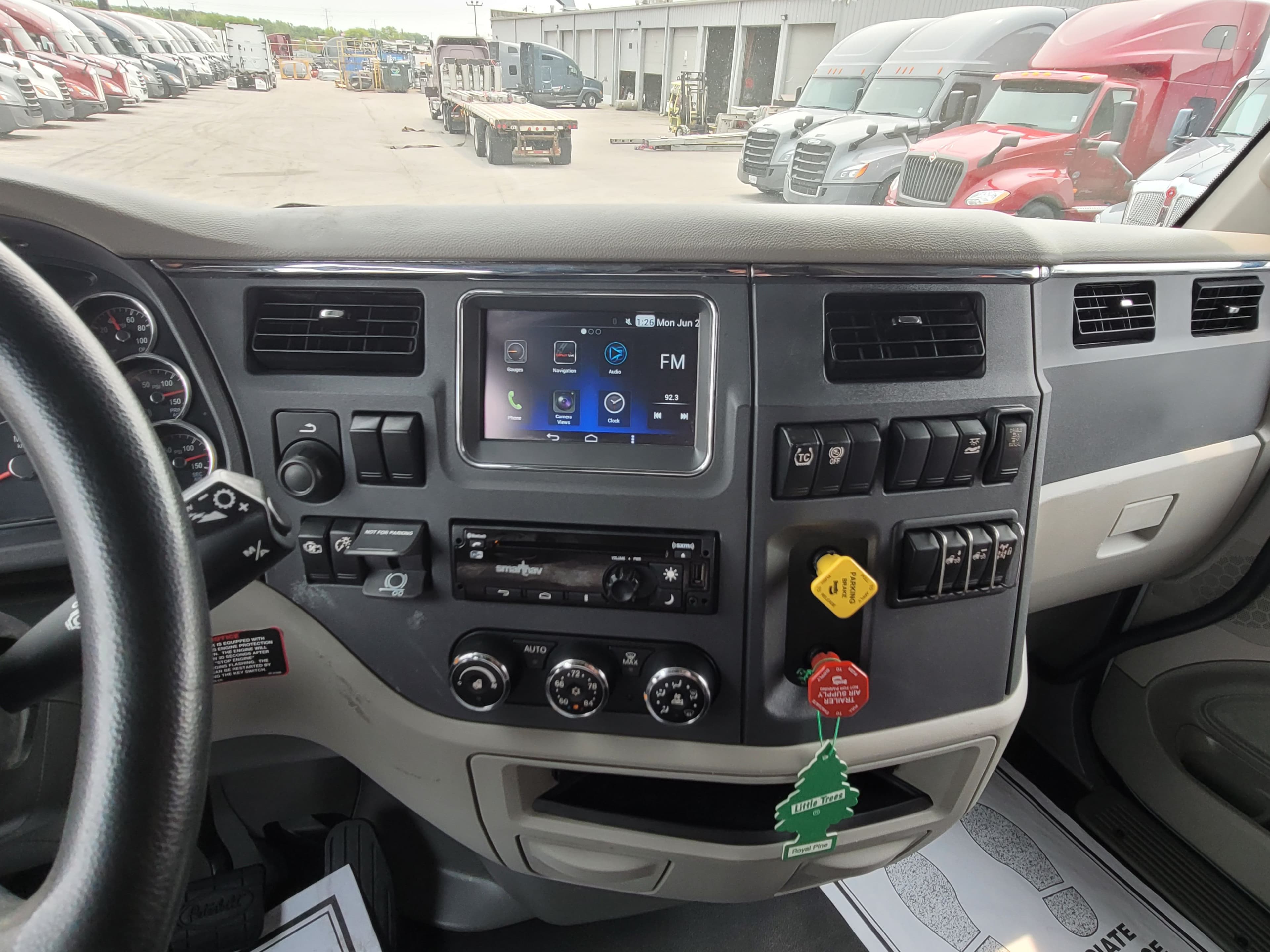 2022 Peterbilt 579 image 11