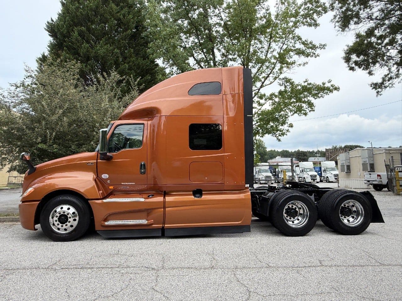 2022 International LT625 image 6