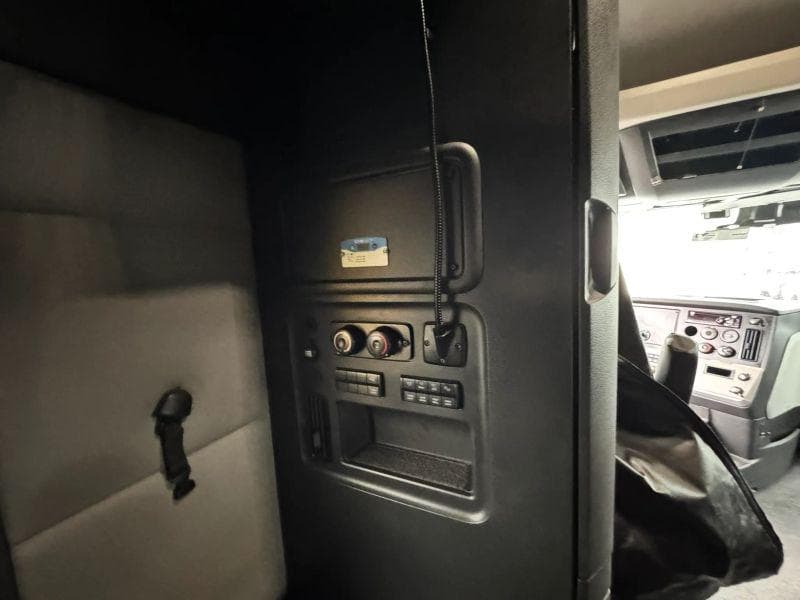 2021 Freightliner Cascadia image 25