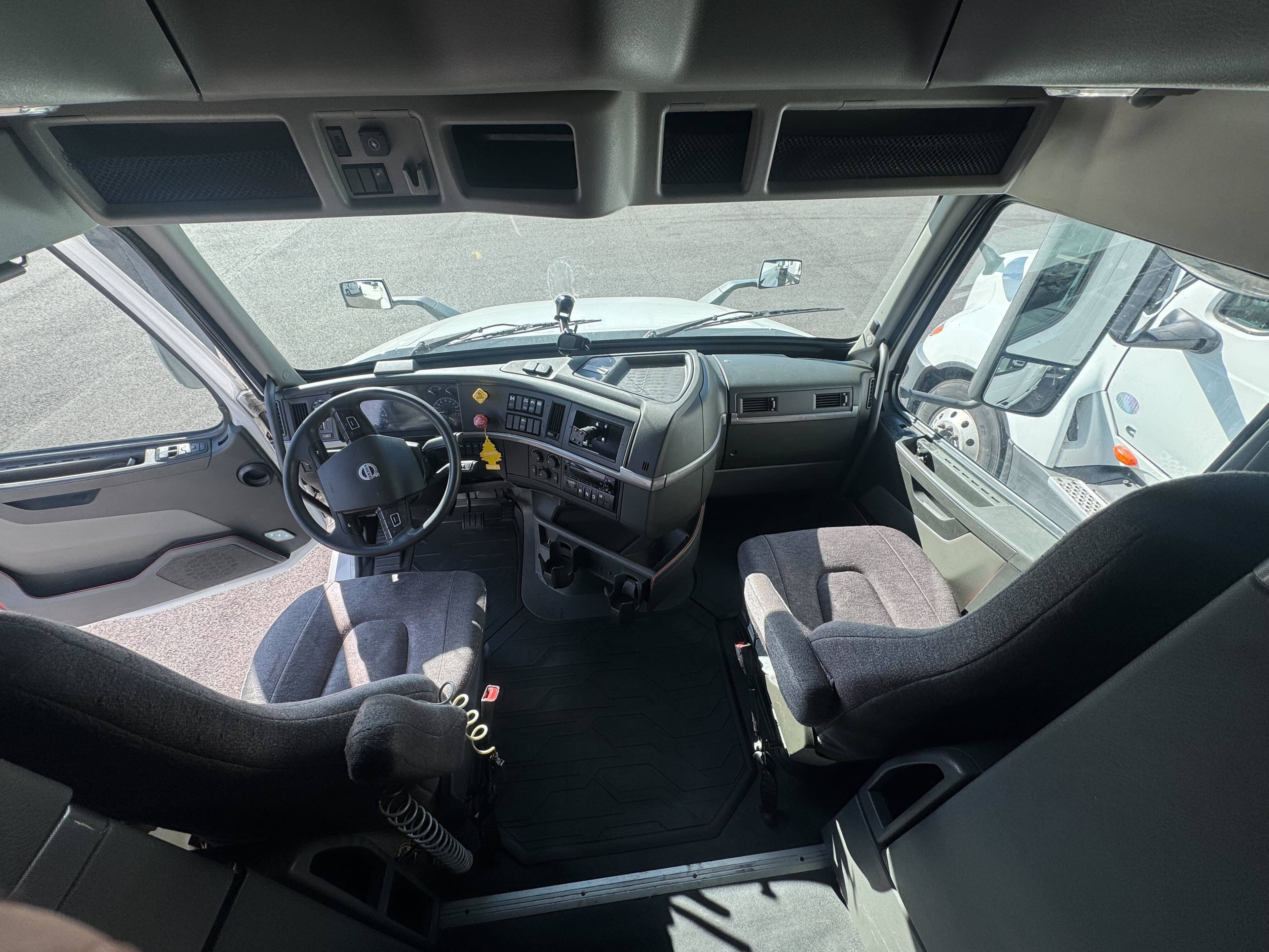 2022 Volvo VNL image 6