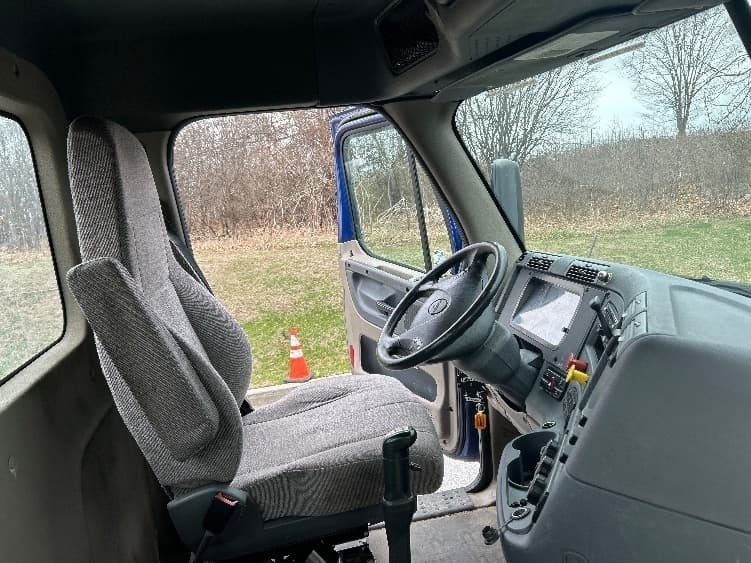 Used 2018 FREIGHTLINER Conventional - Day Cab, Tractor - CASCADIA 125 image 8