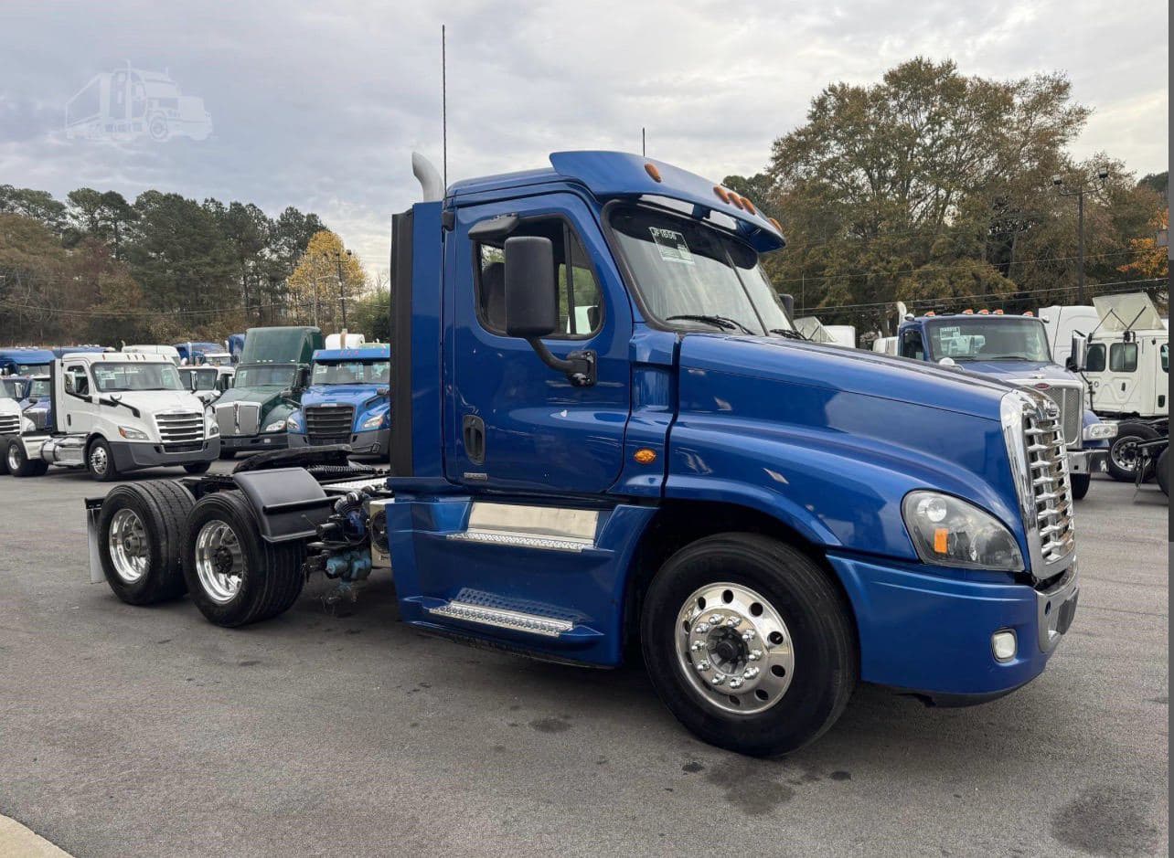 2017 Freightliner Cascadia 125 image 2