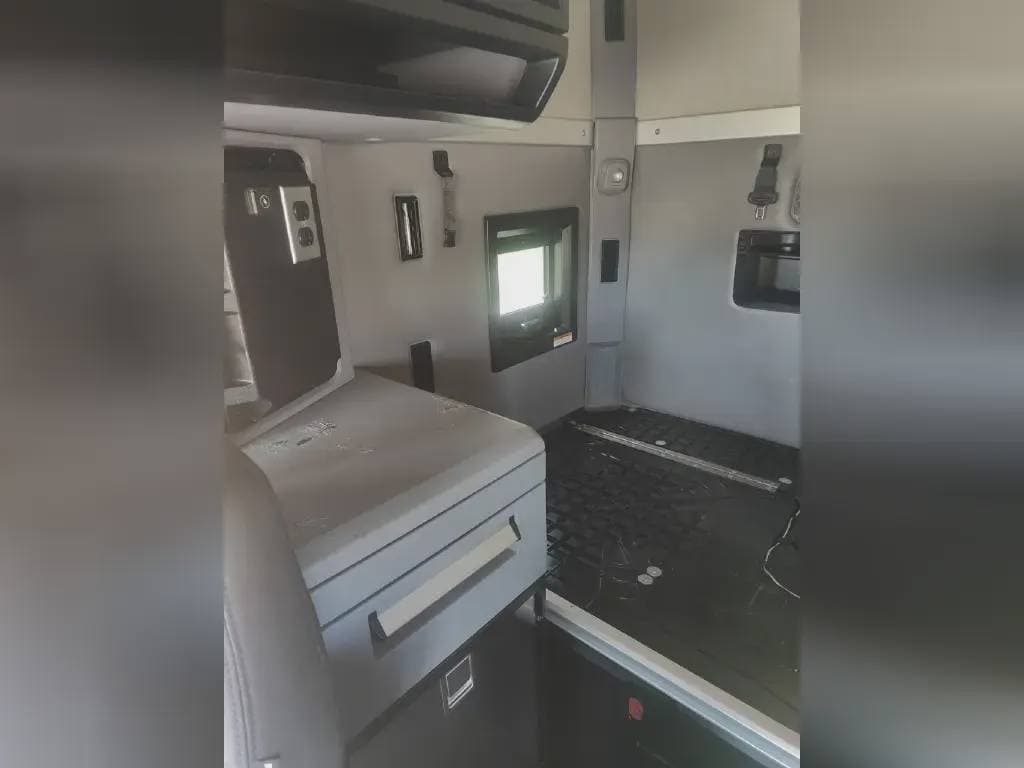 Used 2022 MACK Conventional - Sleeper Truck image 9