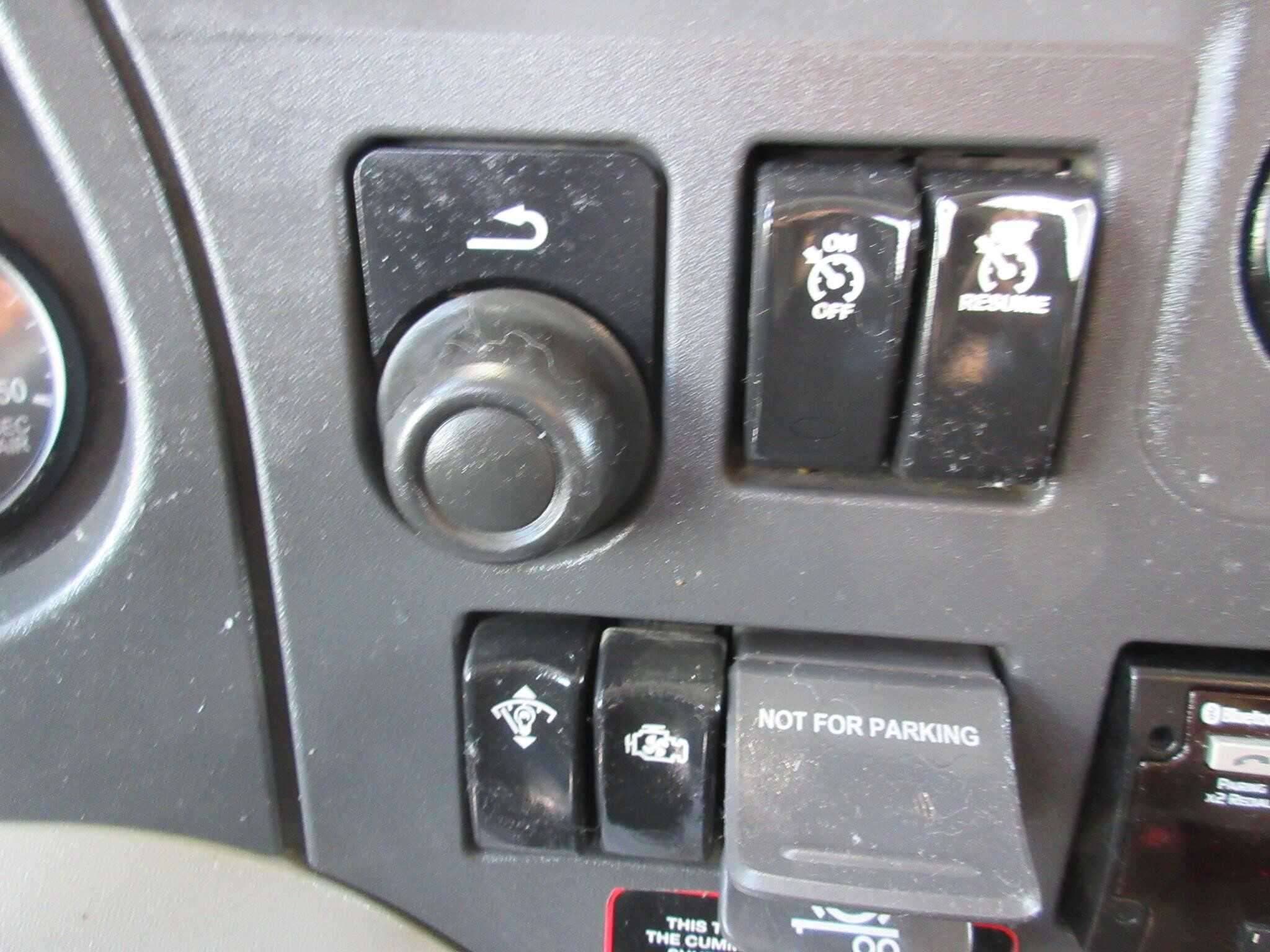 2019 Peterbilt 567 image 12