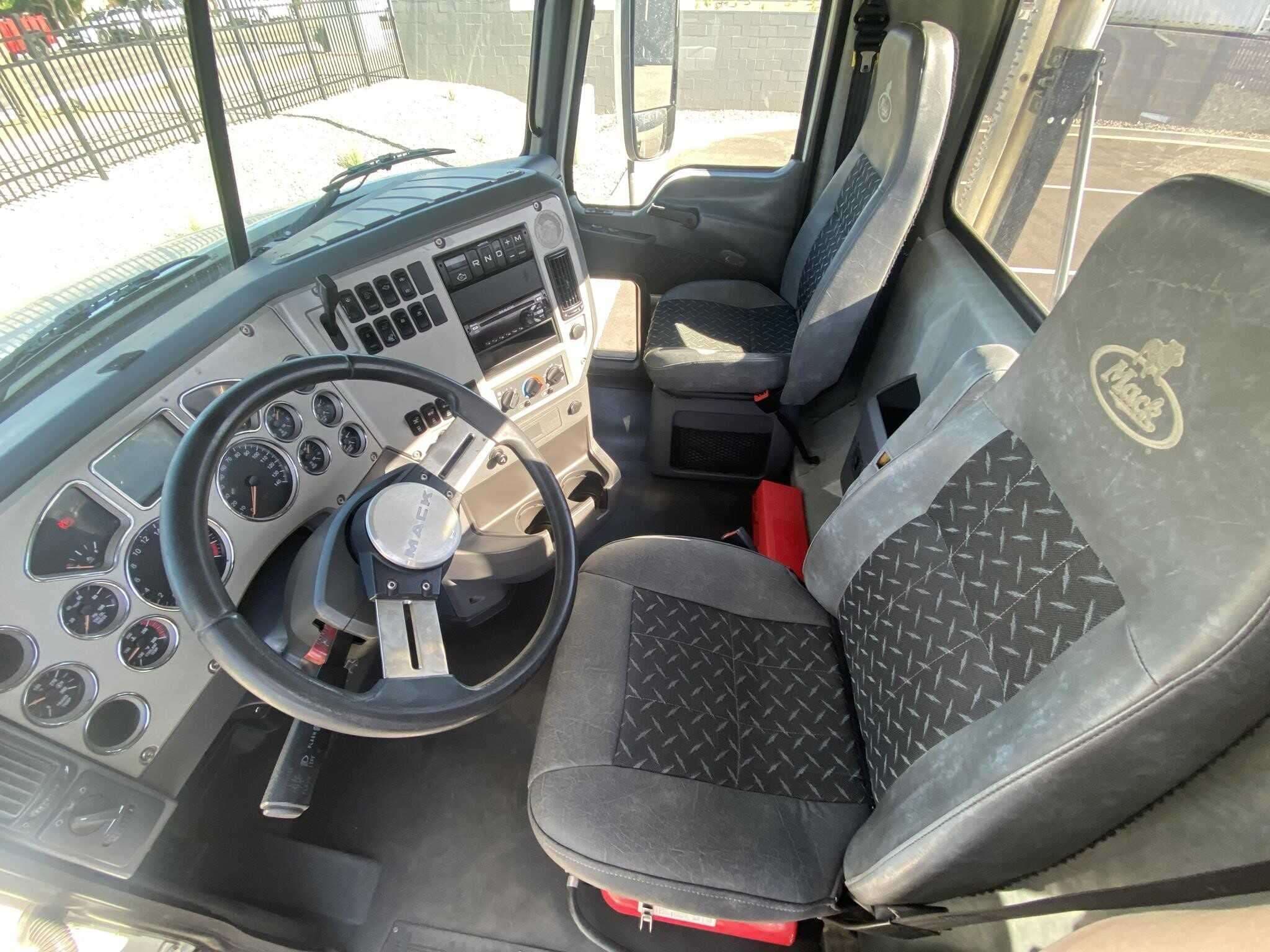 Used 2018 MACK PINNACLE CXU613 Conventional image 8
