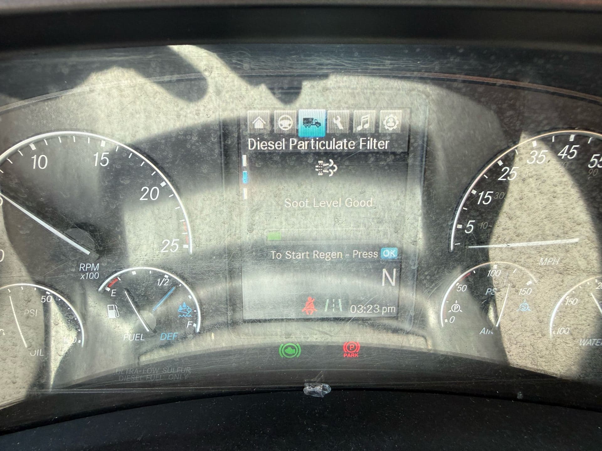 2023 Freightliner - Cummins Engine - 438k - 15k Hours! image 17