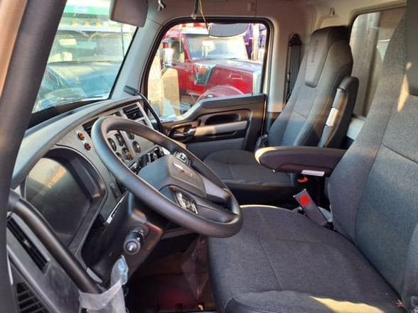 2025 Kenworth T880 image 11