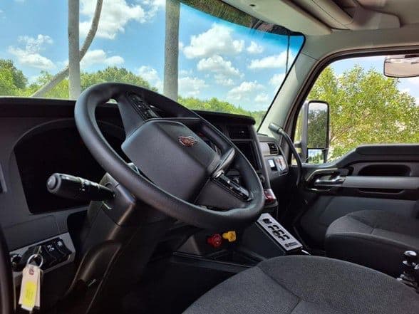 2025 Kenworth T880 image 13