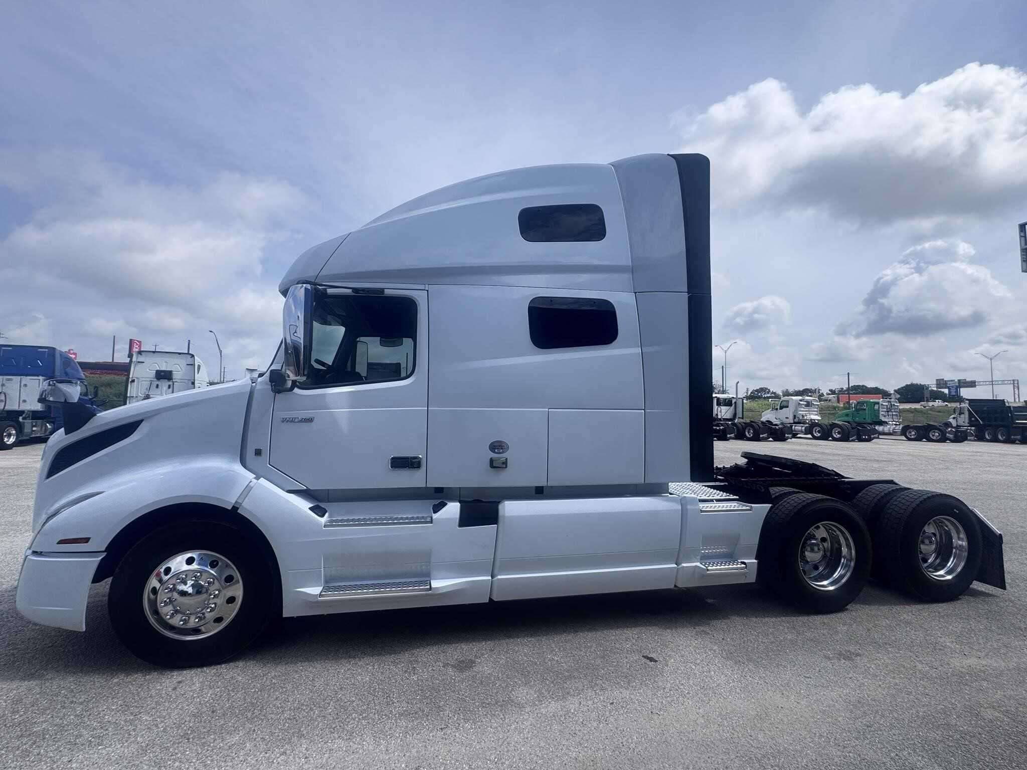 2022 Volvo VNL image 2