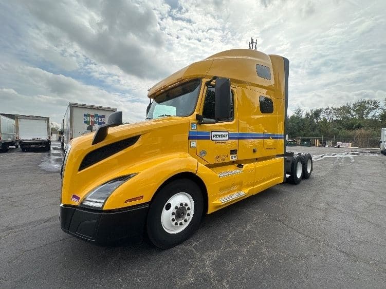 2022 Volvo VNL image 3