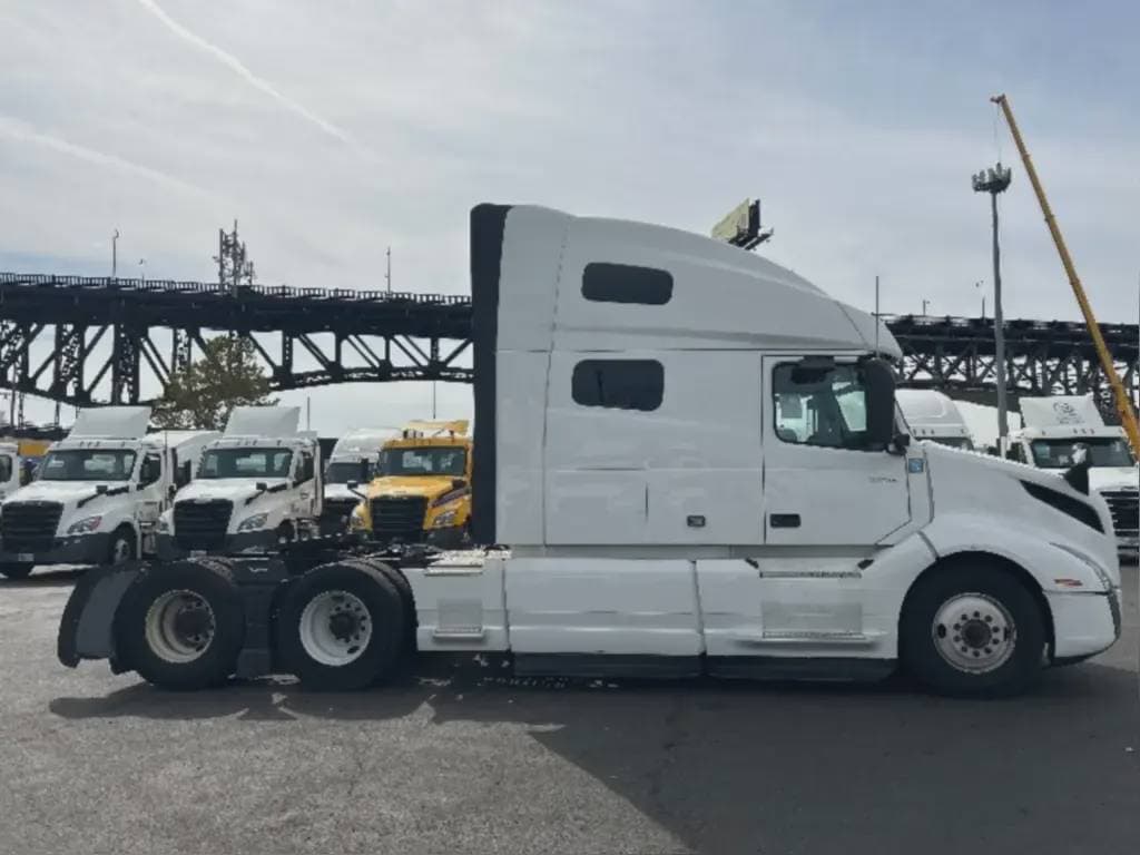 2022 Volvo VNL image 6
