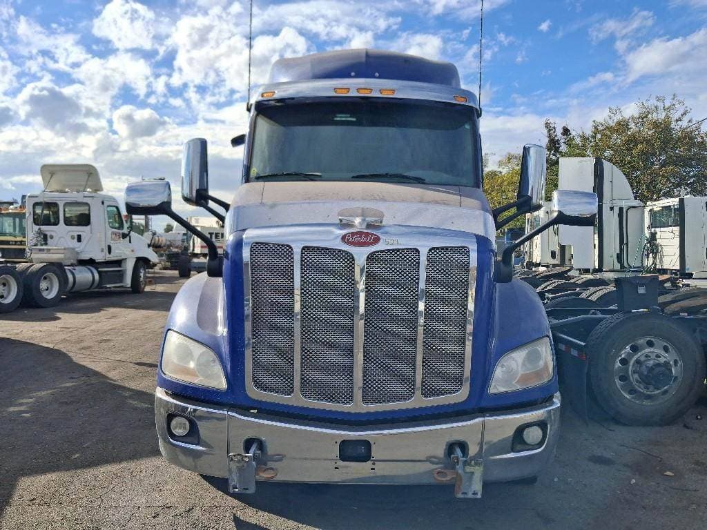 2017 Peterbilt 579 image 2