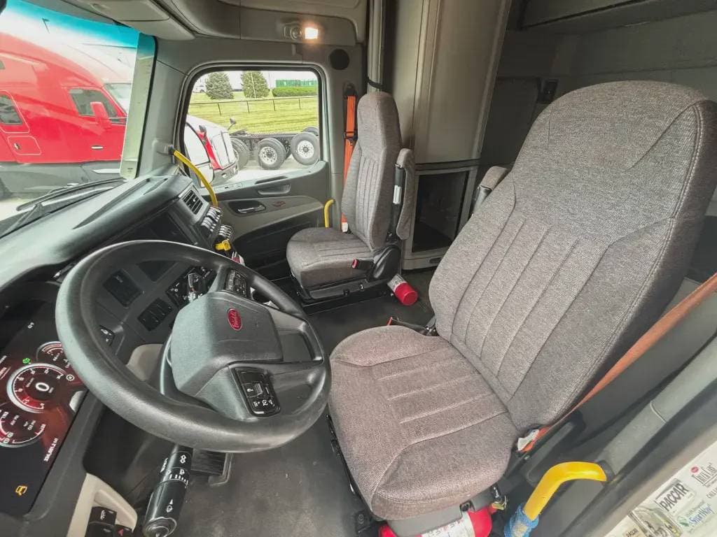 2022 Peterbilt 579 image 4