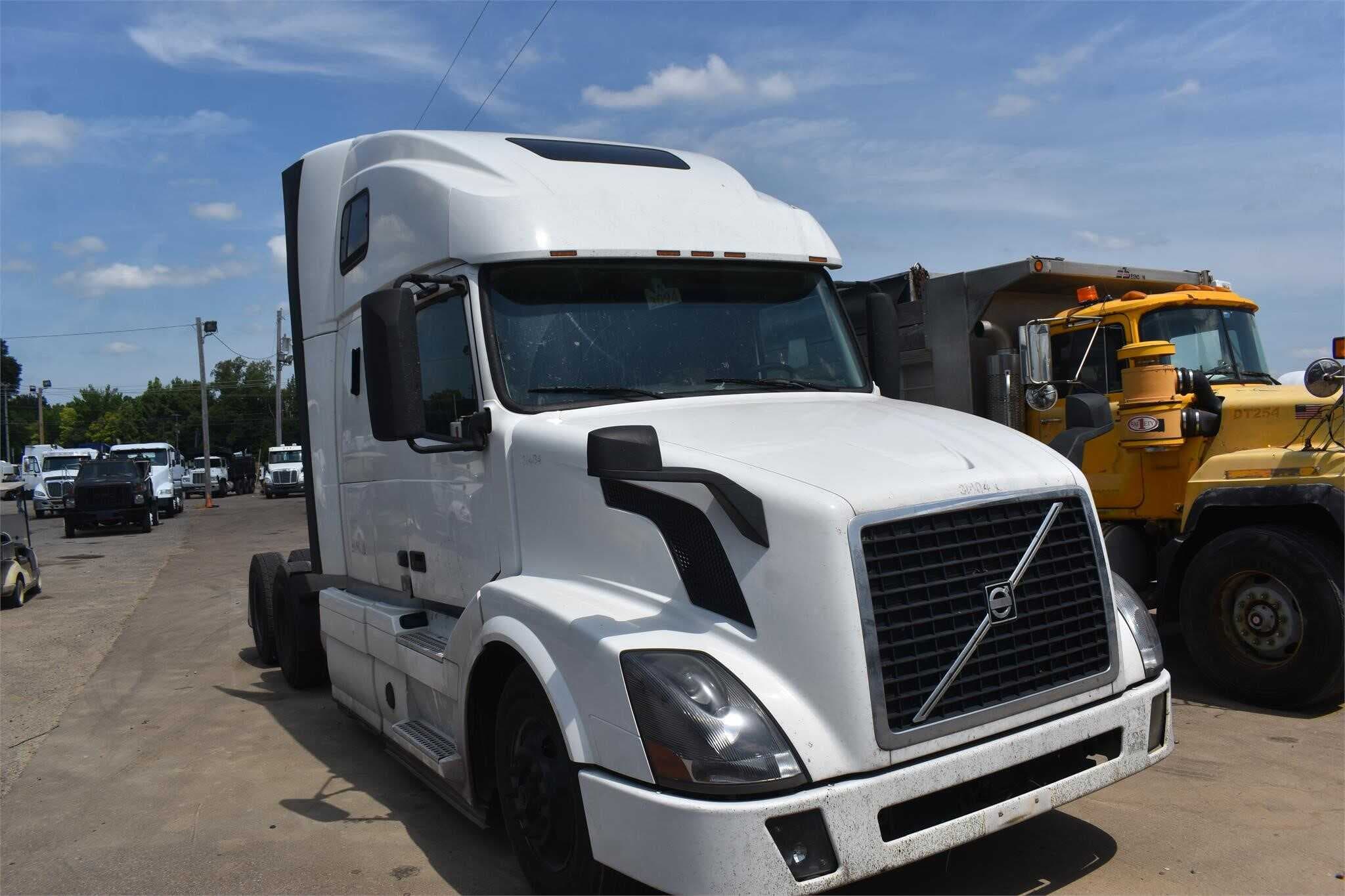 2016 Volvo VNL670 image 2