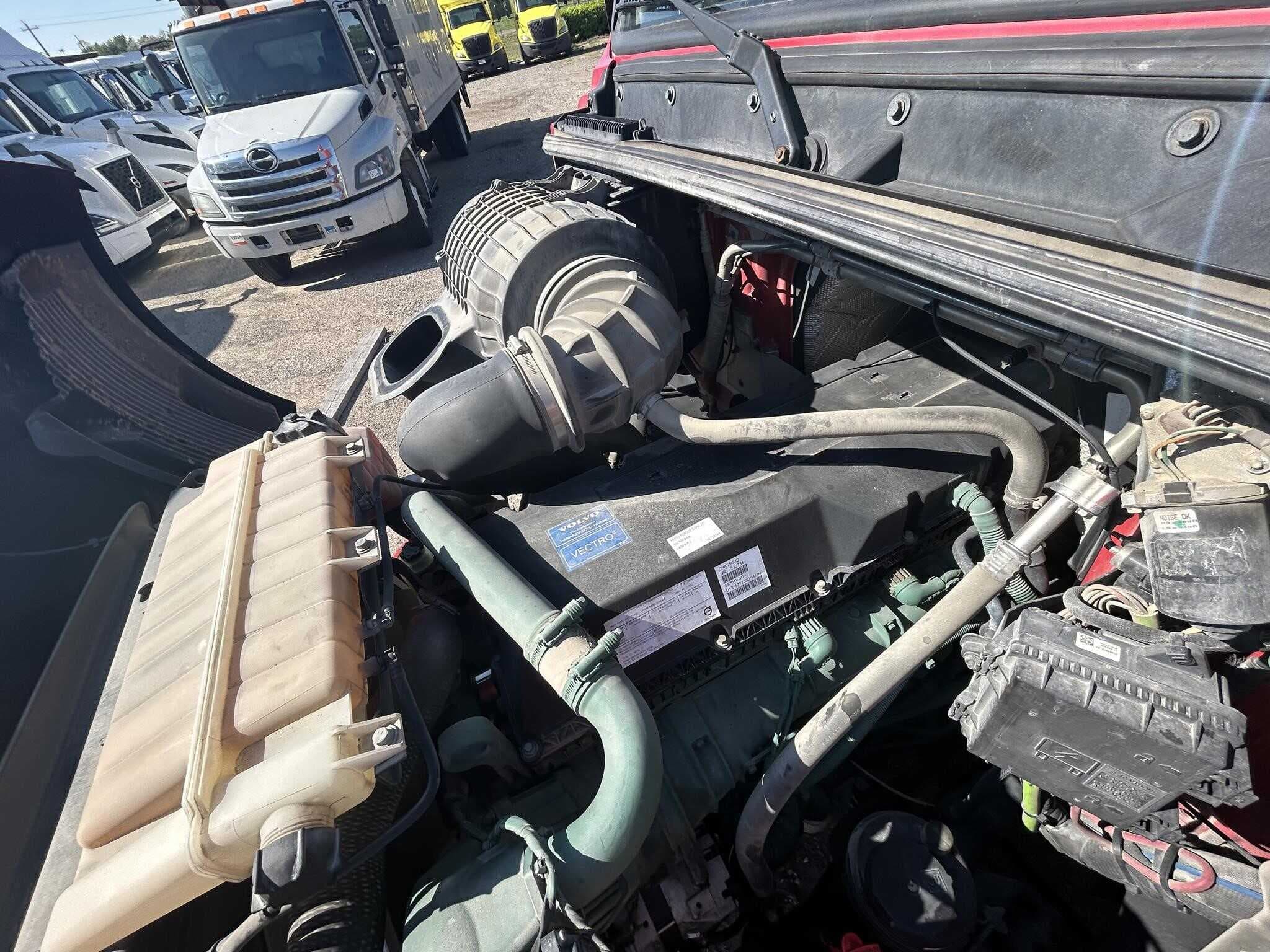 2020 Volvo VNR640 image 21