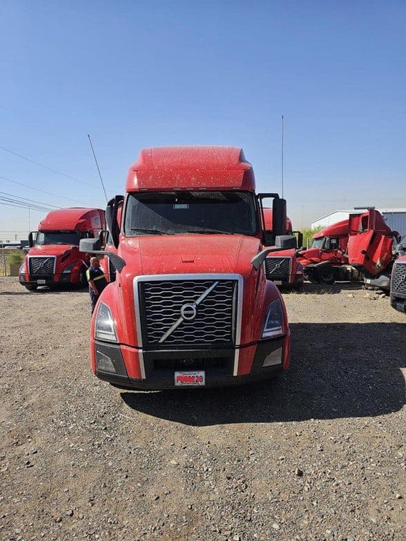 2023 Volvo VNL64T760 image 2