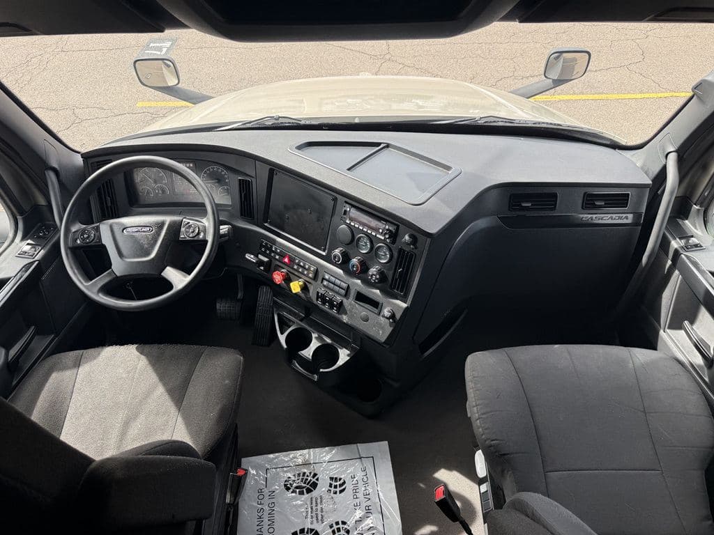 Used 2024 FREIGHTLINER PT126064ST image 18