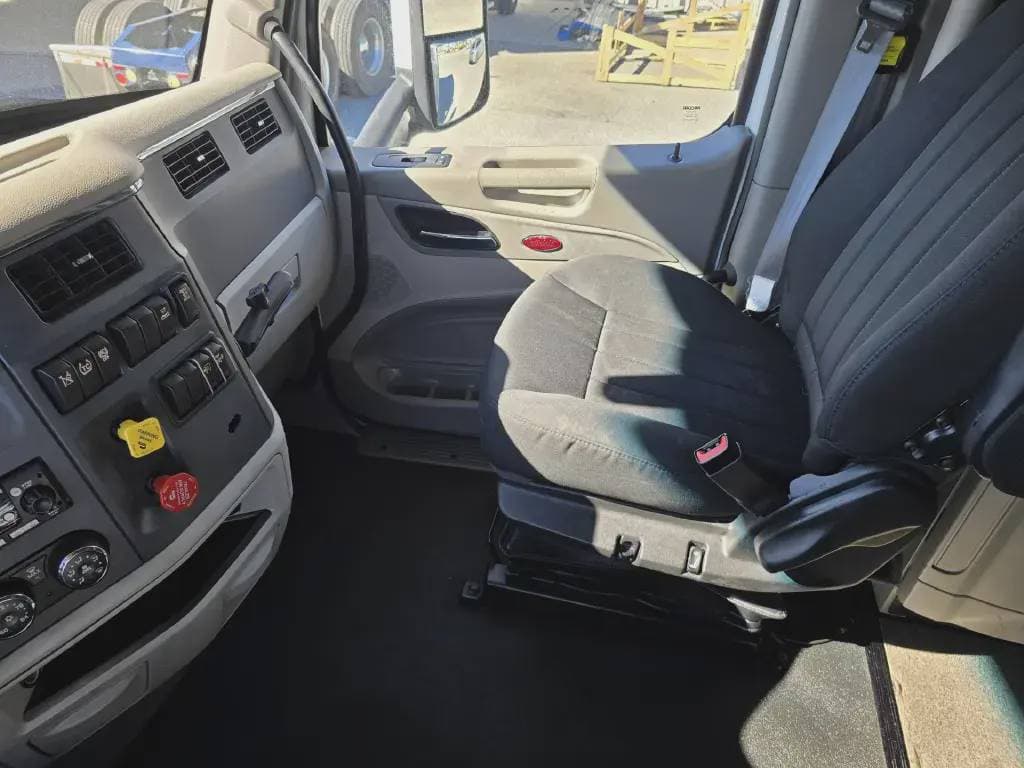 2022 Peterbilt 579 image 5