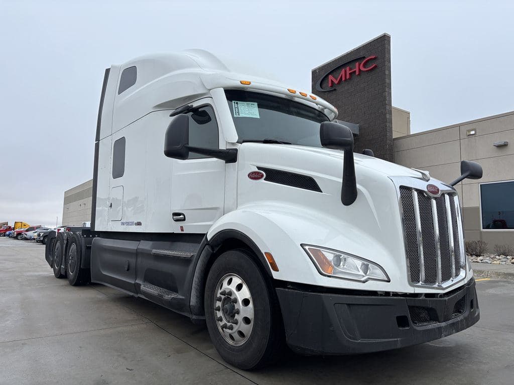 Used 2023 PETERBILT 579 image 1