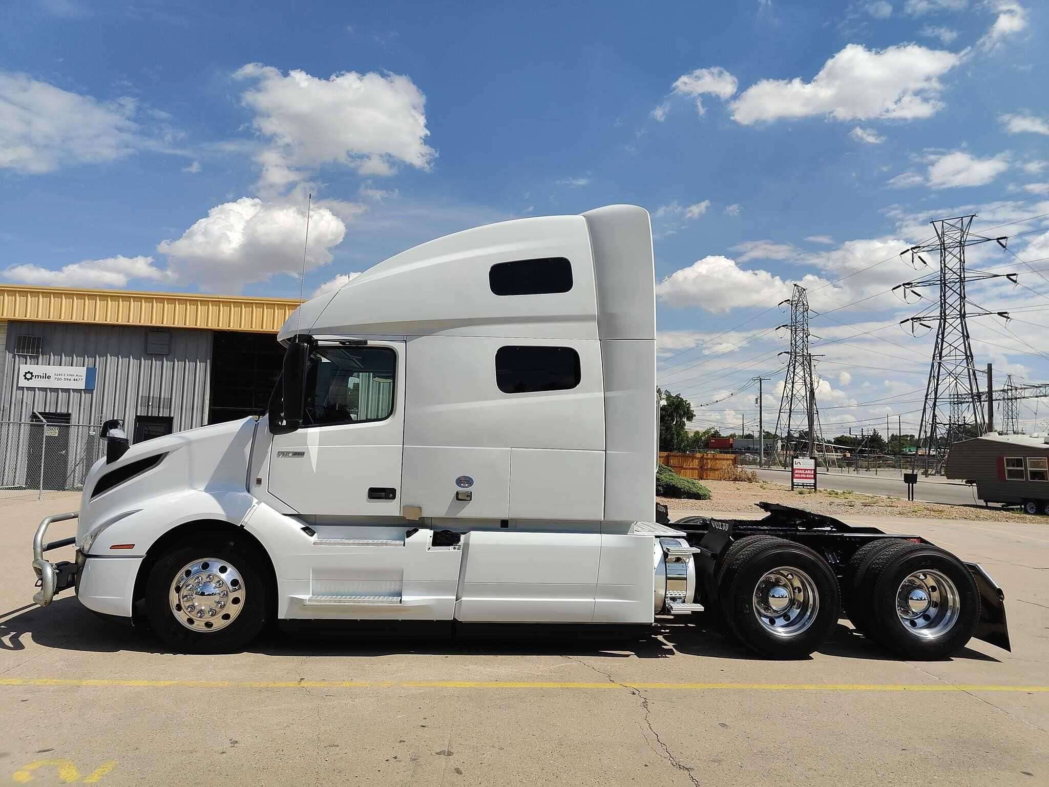2022 Volvo VNL image 2