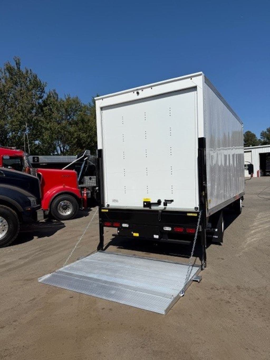 New 2025 ISUZU NRR image 9