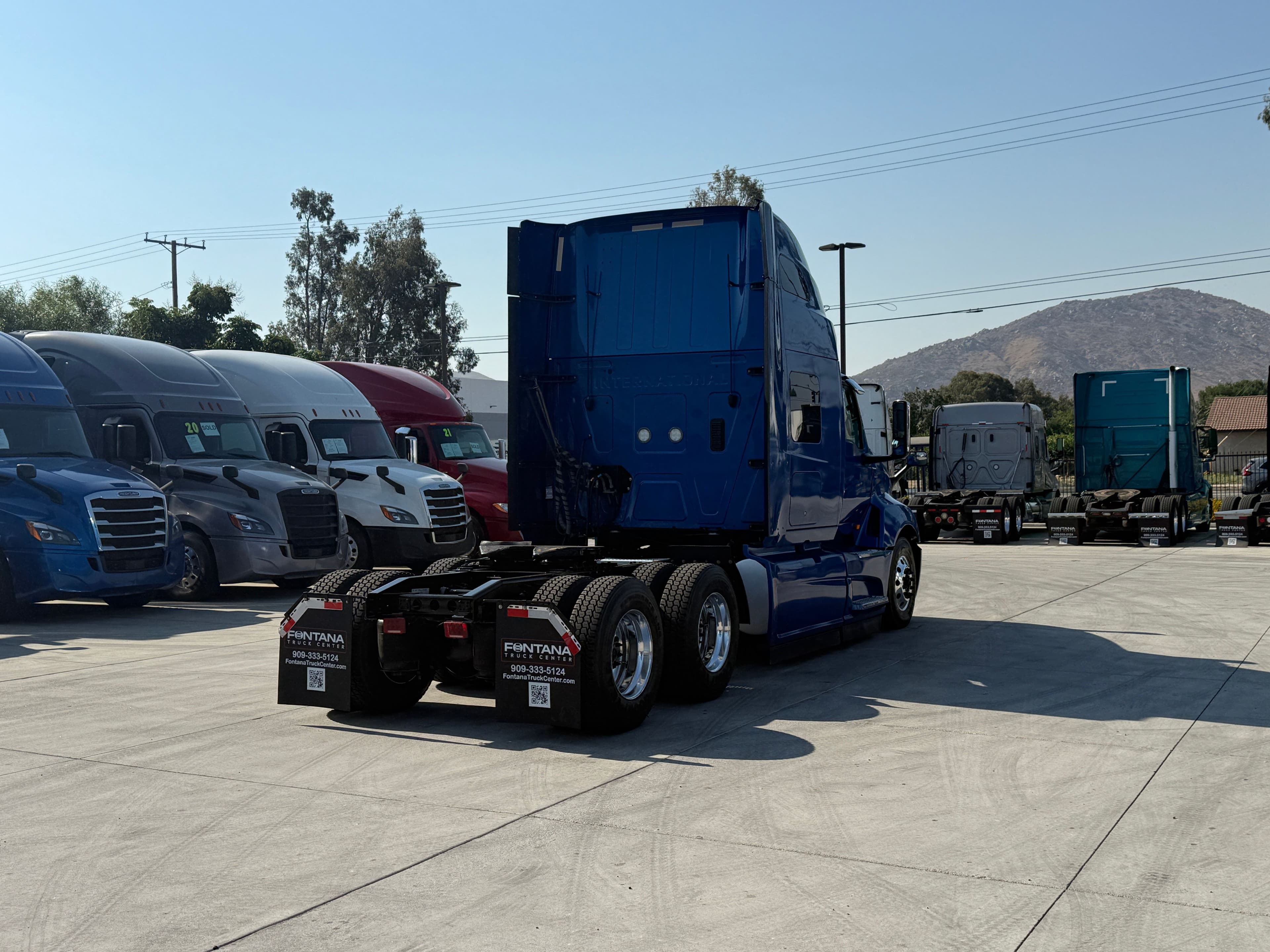 2021 International LT625 image 5